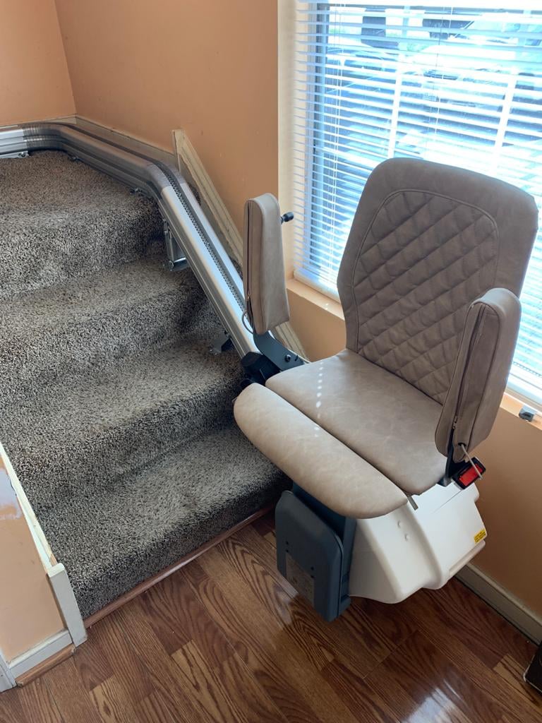 Monte-escalier reconditionné sur un escalier courbe avec rail sur-mesure