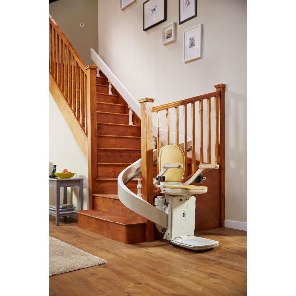 Monte-escalier reconditionné sur un escalier courbe avec rail sur-mesure
