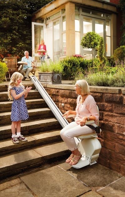 Monte-escalier d'extérieur installé sur les marches d'accès d'un jardin
