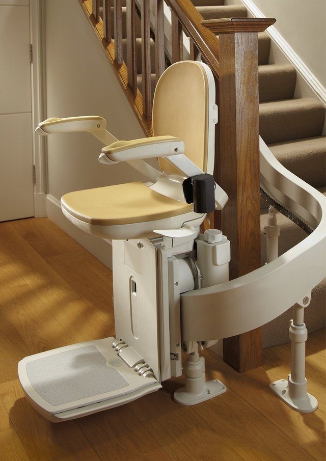 Siège de monte-escalier reconditionné avec accoudoirs et repose-pied