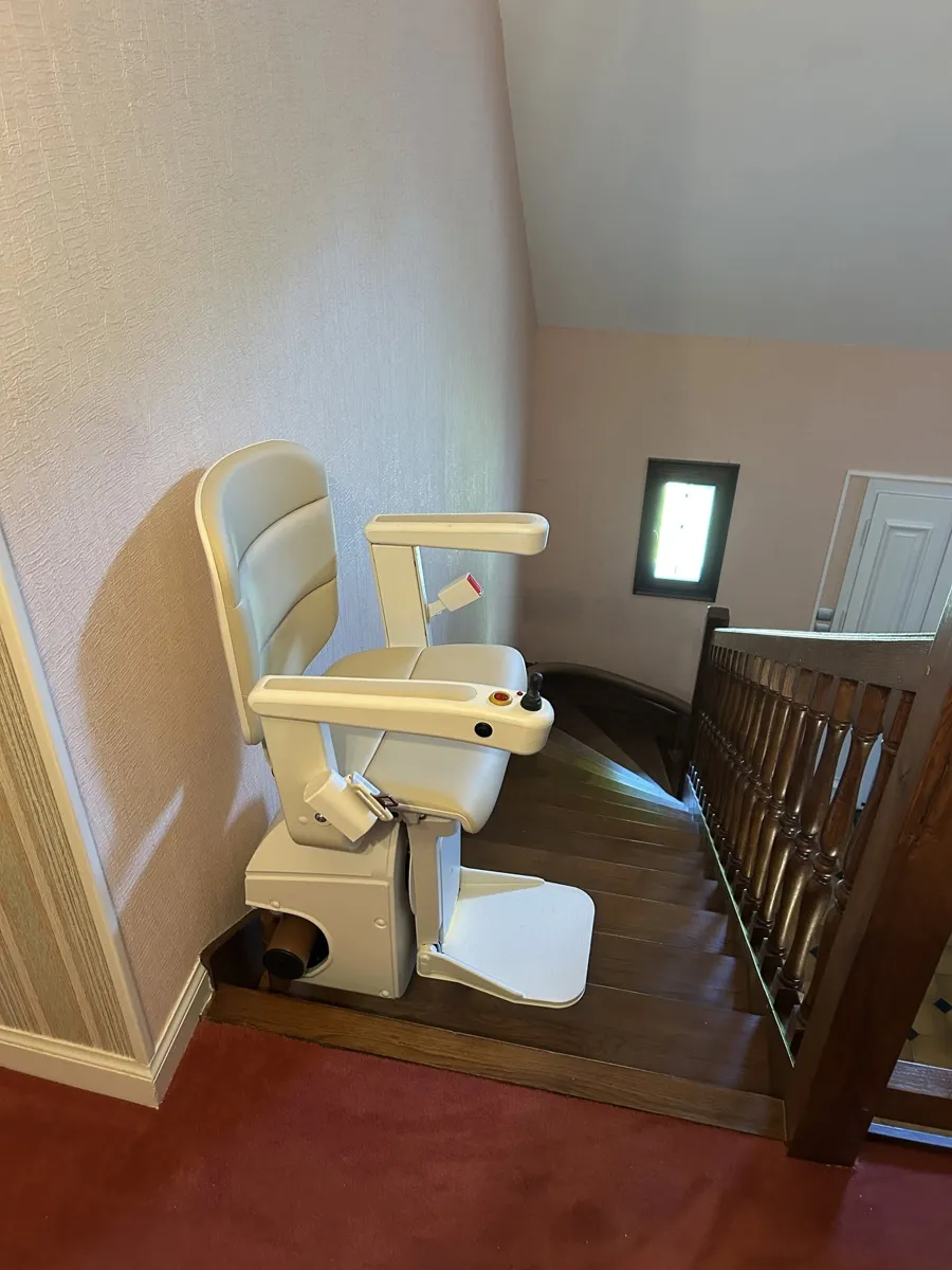 Arrivée du monte-escalier courbe sur le palier