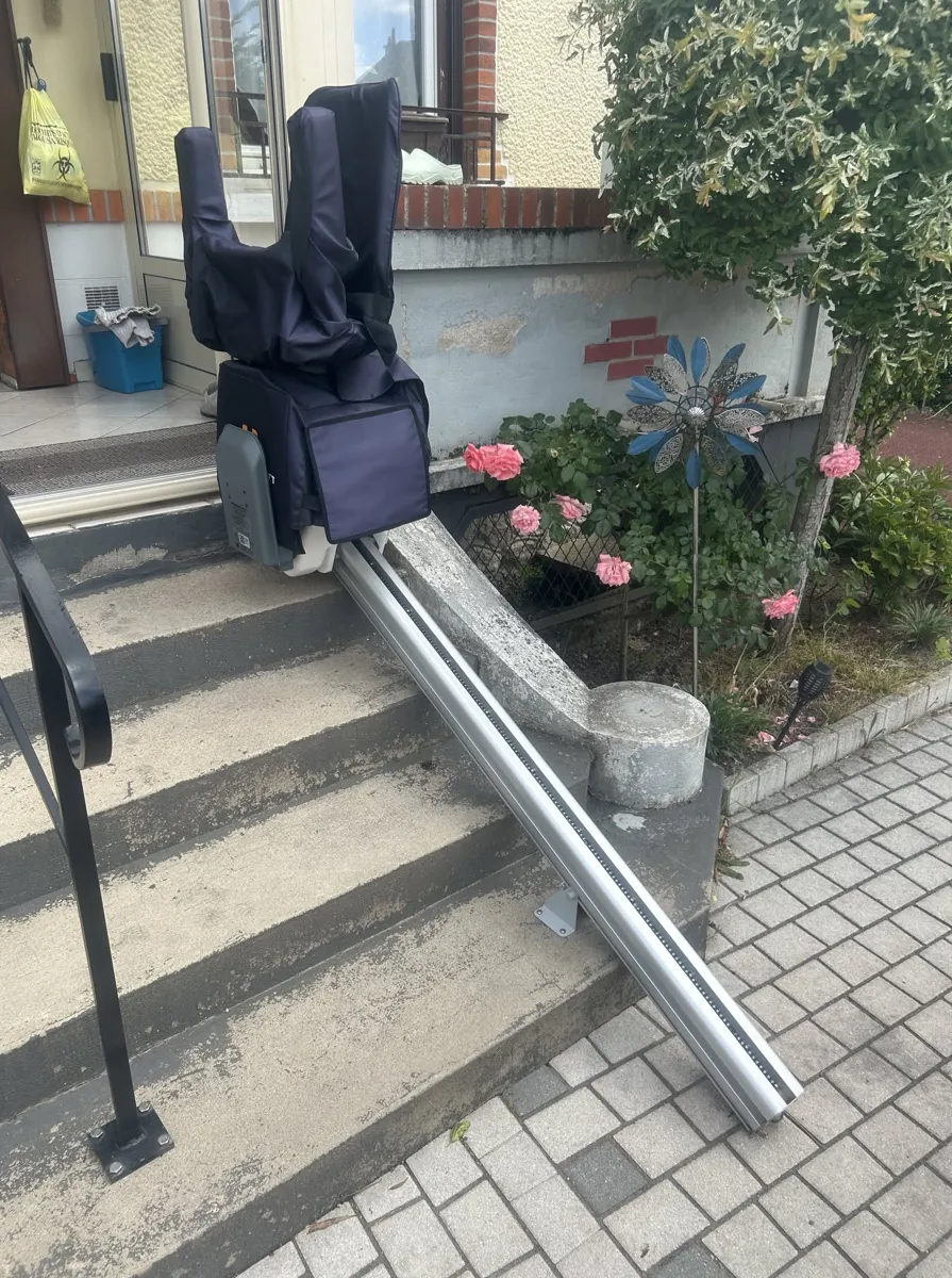 Monte-escalier extérieur reconditionné sur un escalier de jardin