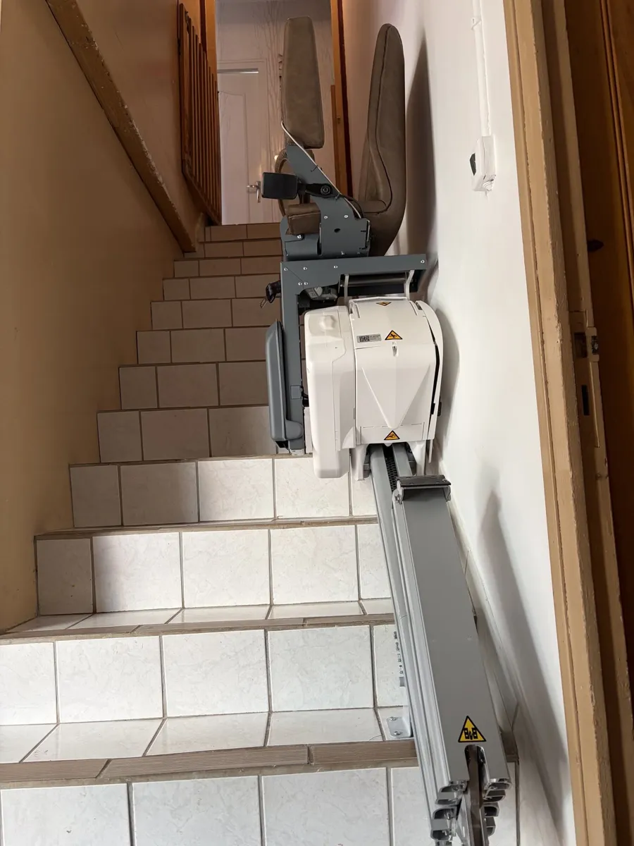 Monte-escalier droit reconditionné replié dans un escalier étroit