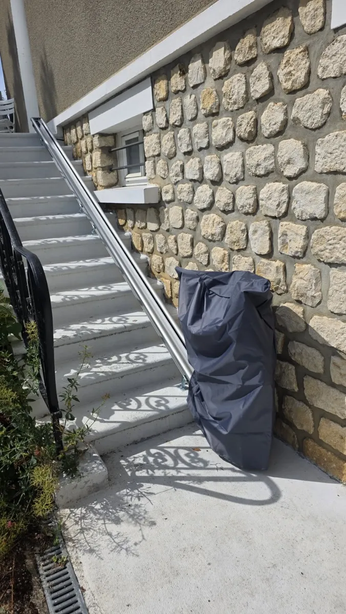 Monte-escalier extérieur reconditionné sous sa bâche de protection