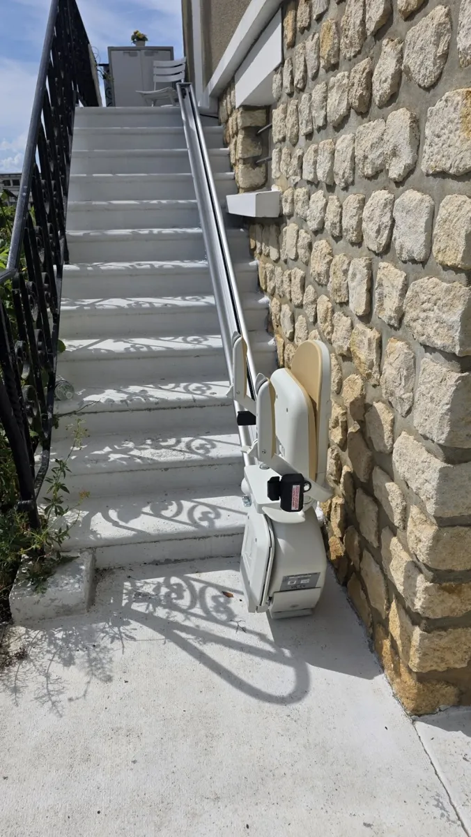 Monte-escalier droit extérieur le long d'un escalier en pierre