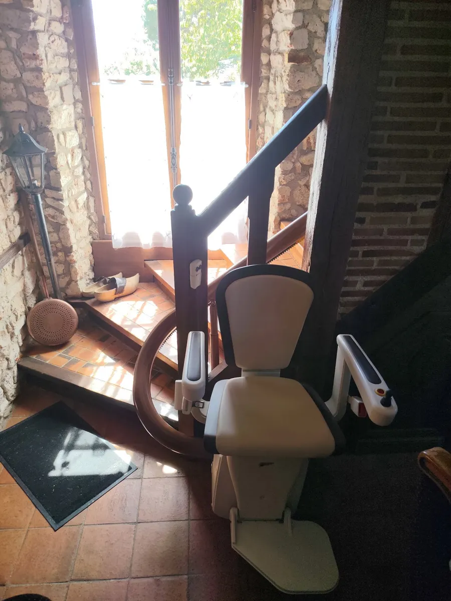 Monte-escalier courbe reconditionné dans un escalier en bois