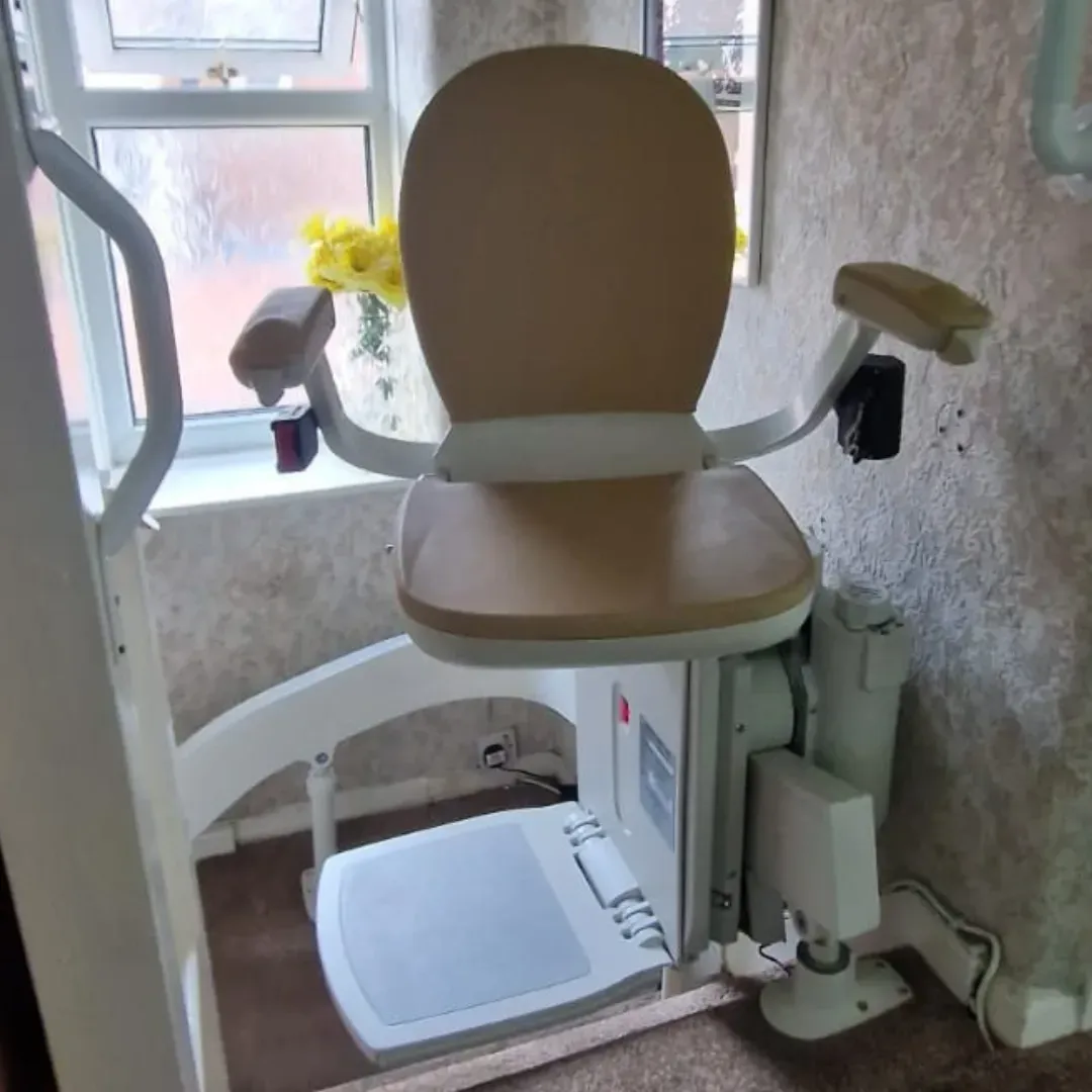 Monte-escalier courbe Acorn reconditionné avec poignée de maintien